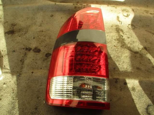 【中古】中古部品 ノア AZR65G 左テールランプ 【3330220100-001560950415600】