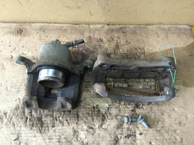 【中古】中古部品 シルフィ TB17 右フロントキャリパー 【3330960100-001657621344330】