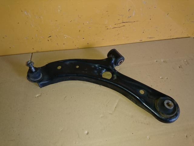 【中古】中古部品 デリカD2 MB15S 左フロントロアアーム 【3330960100-001596605051740】