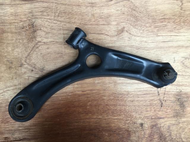 【中古】中古部品 ワゴンR MH23S 右フロントロアアーム 【3330660100-001529636851720】