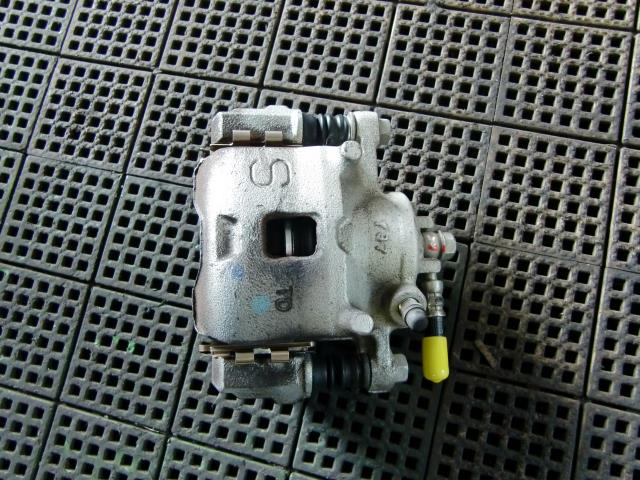 【中古】中古部品 エブリィ DA17V 右フロントキャリパー 【3330660100-001647147344330】