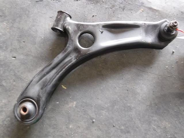 【中古】中古部品 AZワゴン MJ23S 右フロントロアアーム 【3340140100-001382840151720】