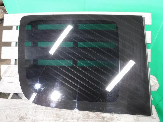 【中古】中古部品 スクラム DG17V 右クォーターガラス 【3340140100-001556081117280】