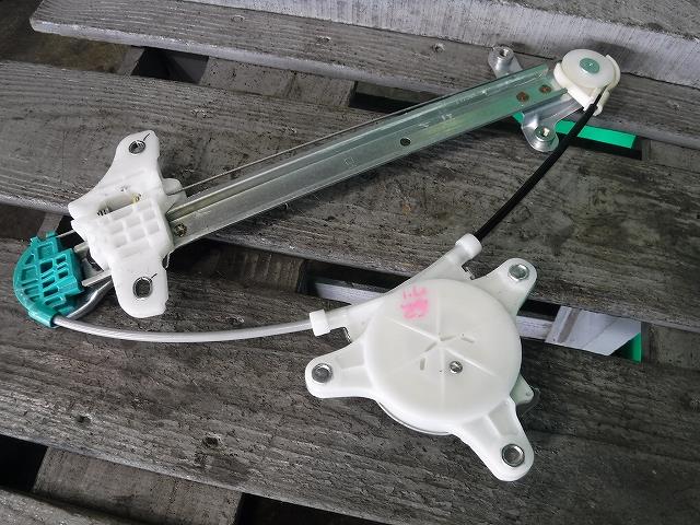 【中古】中古部品 NV100クリッパー DR17V 右リアドアレギュレータ・モーター 【3340140100-001535939813320】