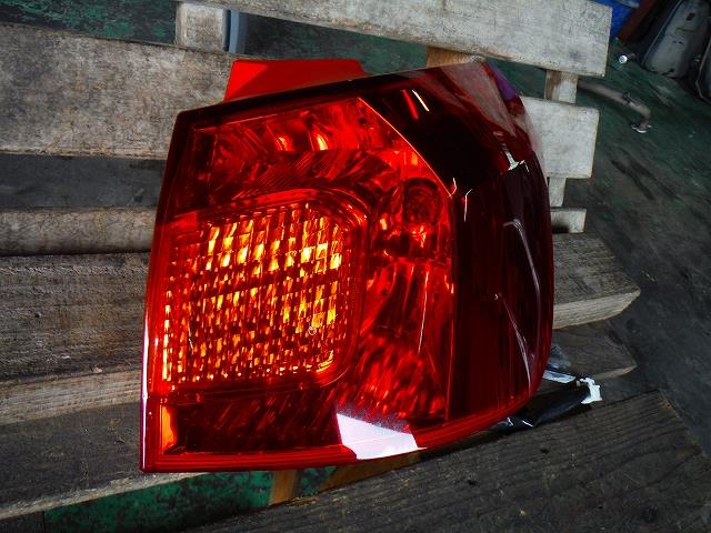 【中古】中古部品 カルディナ ZZT241W 右テールランプ 【3340140100-001112632315500】