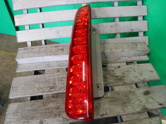 【中古】中古部品 アイシス ANM10W 左テールランプ 【3340140100-001573655015600】