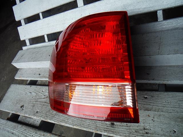 【中古】中古部品 イプサム ACM21W 左テールランプ 【3340140100-001187365215600】