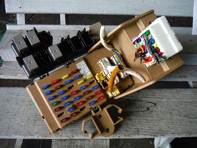 【中古】中古部品 インプレッサ GH2 ヒューズボックス 【3340140100-001179221867800】