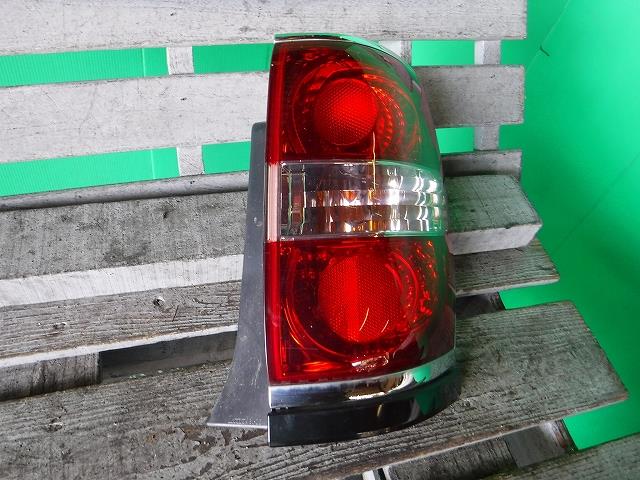 【中古】中古部品 クラウン JZS175W 右テールランプ 【3340140100-001450810215500】