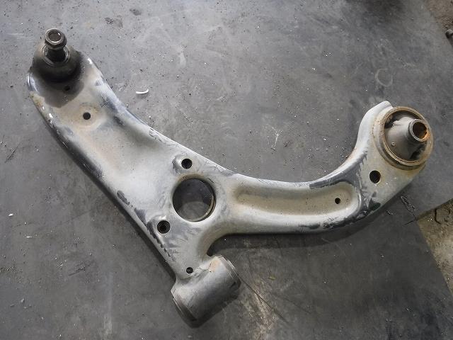 【中古】中古部品 ムーヴ LA100S 右フロントロアアーム 【3340140100-001626244551720】