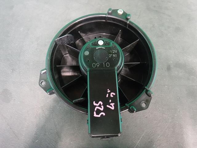 メーカー ダイハツ 車名 ムーヴ 型式類別 16710-0002 グレード 660 X 認定型式 DBA-LA100S 車両タイプ 5ドアハッチバック 年式 H23/2 シフト 駆動 通称型式 エンジン型式 KF-VE ミッション型式 アクスル型式 車体色 ライトローズマイカメタリック 車体色No T22 トリム色No FA40 走行距離(Km) 213,000 メーカー純正品番 88550-B2100 部品メーカー品番 保証 1ヶ月/1000km 付加情報 デンソー; ★走行Km【213,946】; ピン数2P; テストOK 商品情報 ※純正番号およびモデル番号は参考としてください。※リビルト部品を購入される際のお願い【再生部品】と表示されているものをリビルト部品と呼んでいます。リビルト部品の場合には、交換時に取り外した部品をご返却していただく場合があります。詳しくはこちら※大物商品(ドア・ボンネット・バンパー等)は個人宅への配送ができない場合がございます。その場合、最寄りの配送業者支店止め等の対応となりますので、あらかじめご了承ください。 ページ上部へ【中古】中古部品 ムーヴ LA100S ヒーターブロアモーター 【3340140100-001711285167900】