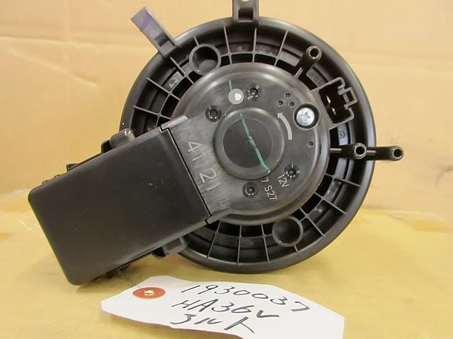 メーカー スズキ 車名 アルト 型式類別 17956-0601 グレード 660 VP　4WD 認定型式 HBD-HA36VAGPZ 車両タイプ 5ドアハッチバック 年式 H27/7 シフト 駆動 通称型式 エンジン型式 R06A-DE ミッション型式 アクスル型式 車体色 スペリアホワイト 車体色No 26U トリム色No C01 走行距離(Km) 78,000 メーカー純正品番 74150-80P00 部品メーカー品番 保証 1ヶ月/1000km 付加情報 商品情報 ※純正番号およびモデル番号は参考としてください。※リビルト部品を購入される際のお願い【再生部品】と表示されているものをリビルト部品と呼んでいます。リビルト部品の場合には、交換時に取り外した部品をご返却していただく場合があります。詳しくはこちら※大物商品(ドア・ボンネット・バンパー等)は個人宅への配送ができない場合がございます。その場合、最寄りの配送業者支店止め等の対応となりますので、あらかじめご了承ください。 ページ上部へ【中古】中古部品 アルト HA36V ヒーターブロアモーター 【3330650100-001500430467900】