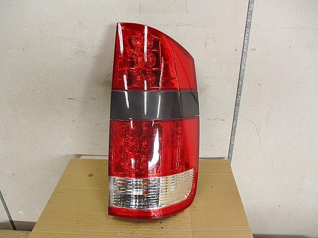 【中古】中古部品 ノア AZR65G 右テールランプ 【3330650100-001706529015500】
