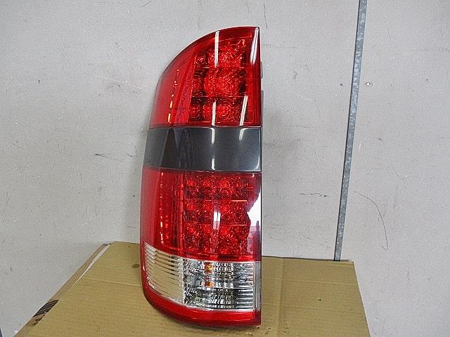 【中古】中古部品 ノア AZR65G 左テールランプ 【3330650100-001706529115600】