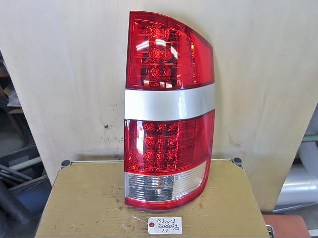 【中古】中古部品 ノア AZR65G 右テールランプ 【3330650100-001240678215500】