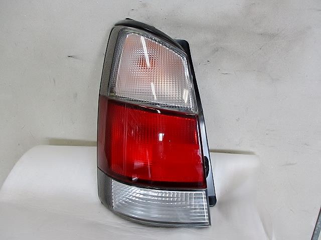 【中古】中古部品 プレオ RV2 左テールランプ 【3330650100-001685266315600】
