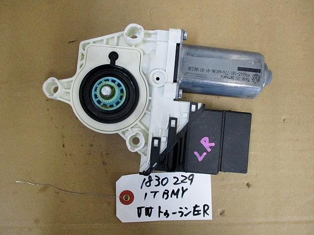 メーカー フォルクスワーゲン 車名 VW ゴルフトゥーラン 型式類別 15680-0003 グレード 1400 トゥーラン TSI トレンドライン 認定型式 ABA-1TBMY 車両タイプ ステーションワゴン 年式 H21/8 シフト 駆動 通称型式 エンジン型式 BMY ミッション型式 アクスル型式 車体色 銀 車体色No トリム色No 走行距離(Km) 87,000 メーカー純正品番 1K0 959 703 AK 部品メーカー品番 1K0 959 795 AA 保証 0ヶ月/0km 付加情報 モーターのみ 商品情報 ※純正番号およびモデル番号は参考としてください。※リビルト部品を購入される際のお願い【再生部品】と表示されているものをリビルト部品と呼んでいます。リビルト部品の場合には、交換時に取り外した部品をご返却していただく場合があります。詳しくはこちら※大物商品(ドア・ボンネット・バンパー等)は個人宅への配送ができない場合がございます。その場合、最寄りの配送業者支店止め等の対応となりますので、あらかじめご了承ください。 ページ上部へ【中古】中古部品 VW ゴルフトゥーラン 1TBMY 左リアドアレギュレータ・モーター 【3330650100-001608714313420】
