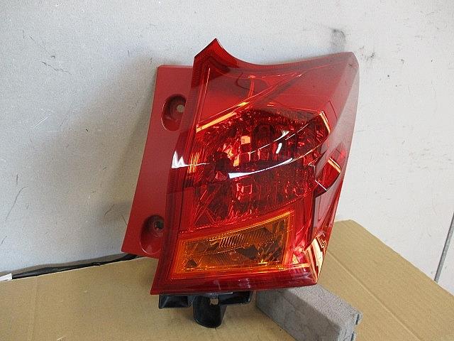 【中古】中古部品 オーリス NZE184H 右テールランプ 【3330650100-001627257115500】