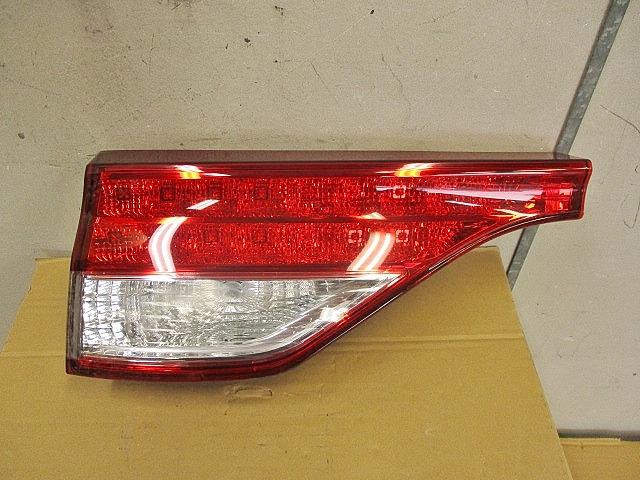 Tail Lamp - 【中古】中古部品 エスティマ ACR55W リアフィニッシャーパネル 【3330650100-001631069815200】