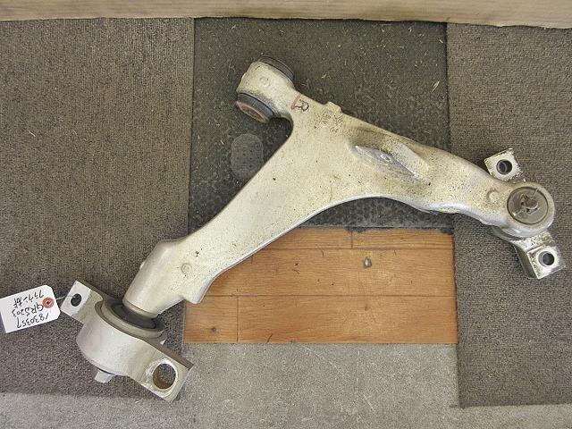 【中古】中古部品 クラウン GRS203 右フロントロアアーム 【3330650100-001454236151720】