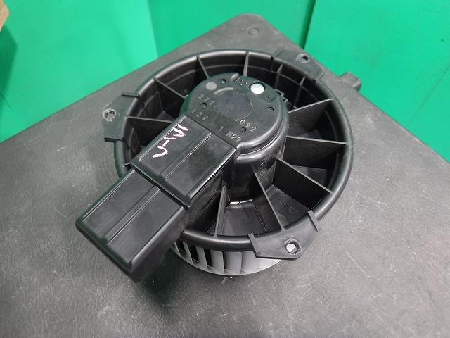 メーカー ホンダ 車名 ライフ 型式類別 16199-0016 グレード 660 G 認定型式 DBA-JC1 車両タイプ 5ドアハッチバック 年式 H22/1 シフト 駆動 通称型式 エンジン型式 P07A-E ミッション型式 アクスル型式 車体色 シフォングリーンメタリック 車体色No G524M トリム色No L 走行距離(Km) 169,000 メーカー純正品番 79310-SZH-003 部品メーカー品番 272700-0092 保証 1ヶ月/1000km 付加情報 ブロアモーターのみ(ケース欠品); デンソー; モーターNO.272700-0092; ★走行Km【169,987】; ピン数2P; テストOK 商品情報 ※純正番号およびモデル番号は参考としてください。※リビルト部品を購入される際のお願い【再生部品】と表示されているものをリビルト部品と呼んでいます。リビルト部品の場合には、交換時に取り外した部品をご返却していただく場合があります。詳しくはこちら※大物商品(ドア・ボンネット・バンパー等)は個人宅への配送ができない場合がございます。その場合、最寄りの配送業者支店止め等の対応となりますので、あらかじめご了承ください。 ページ上部へ【中古】中古部品 ライフ JC1 ヒーターブロアモーター 【3340140100-001611770567900】