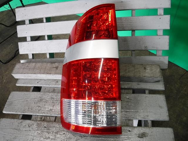 【中古】中古部品 ノア AZR60G 左テールランプ 【3340140100-001519673315600】