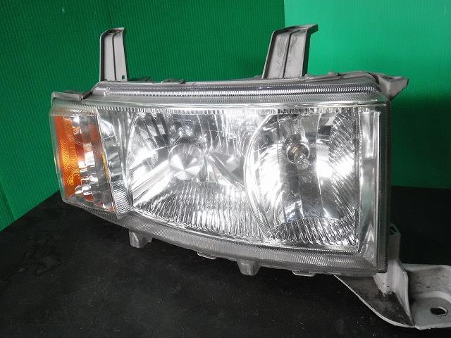 【中古】中古部品 bB NCP30 右ヘッドランプ 【3340140100-001475742610800】