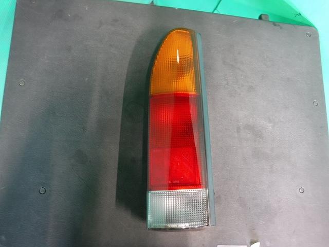【中古】中古部品 ハイゼット S200V 右テールランプ 【3340140100-001710095215500】