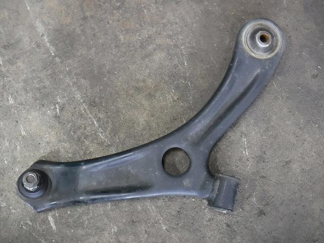 【中古】中古部品 アルト HA25V 右フロントロアアーム 【3340140100-001581502451720】