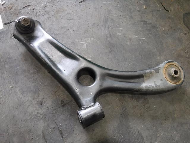 【中古】中古部品 スペーシア MK32S 右フロントロアアーム 【3340140100-001606762951720】