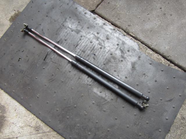 【中古】中古部品 クラウン JZS175 フードダンパー 【3330410100-001597048710510】