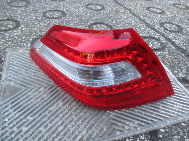 【中古】中古部品 ティアナ J32 左テールランプ 【3330410100-001321277515600】