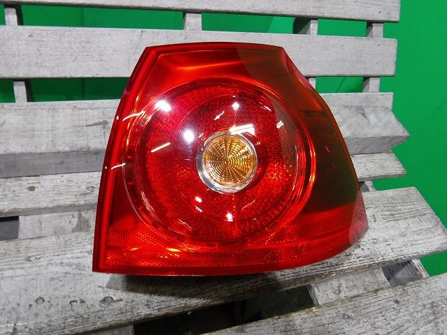 【中古】中古部品 VW ゴルフ 1KAXW 右テールランプ 【3340140100-001328386915500】