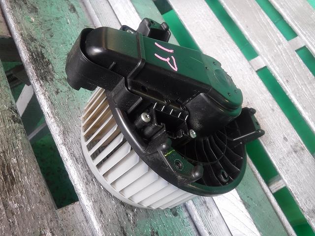 【中古】中古部品 ノア ZRR70W ヒーターブロアモーター 【3340140100-001642622067900】