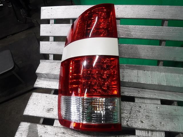 【中古】中古部品 ノア AZR65G 左テールランプ 【3340140100-001602073115600】