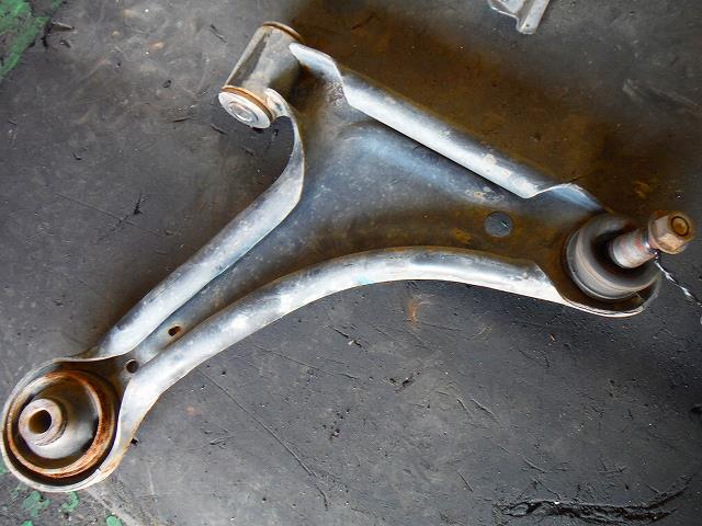 【中古】中古部品 ハイゼット S200V 左フロントロアアーム 【3340140100-001120435451740】