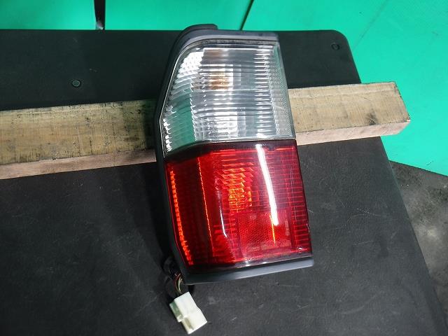 【中古】中古部品 ボンゴ SK82V 右テールランプ 【3340140100-001674064115500】