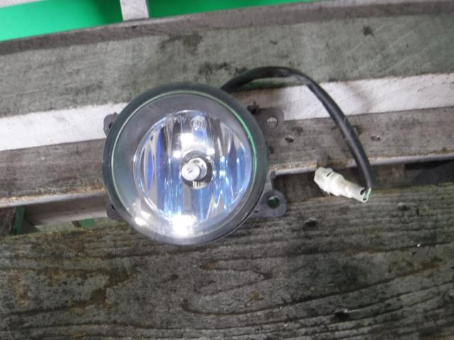 【中古】中古部品 AZワゴン MJ22S 右フォグランプ 【3340140100-001409071610850】