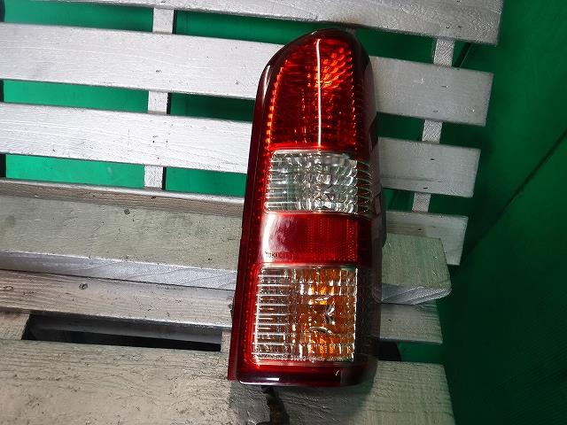【中古】中古部品 エブリィ DA52W 右テールランプ 【3340140100-001686233715500】