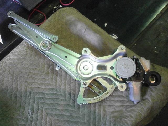 【中古】中古部品 ヴォクシー ZRR70W 右フロントドアレギュレータ・モーター 【3340200100-860900000013120】