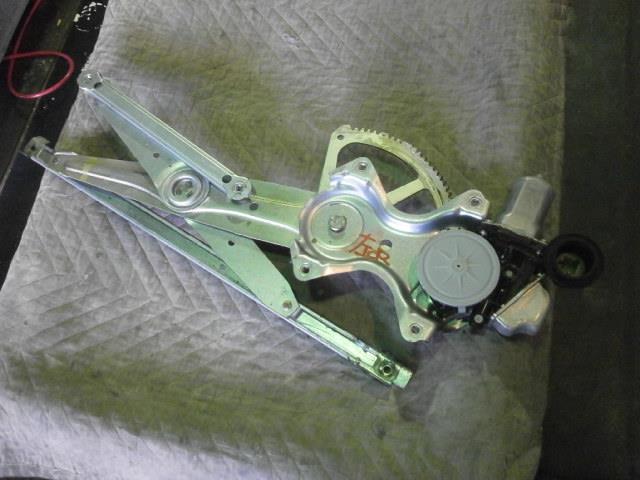 【中古】中古部品 ヴォクシー ZRR70W 左リアドアレギュレータ・モーター 【3340200100-860890000013420】