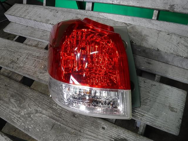 【中古】中古部品 ウィッシュ ZGE20G 左テールランプ 【3340140100-001508171515600】