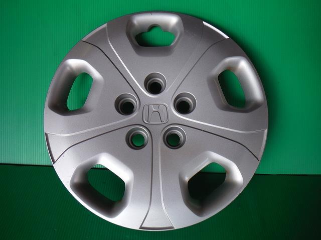 メーカー ホンダ 車名 HR−V 型式類別 10296-0005 グレード 1600 J 認定型式 GF-GH3 車両タイプ 年式 H12/12 シフト 駆動 通称型式 エンジン型式 D16A-E ミッション型式 アクスル型式 車体色 サテンシルバーメタリック 車体色No NH623M トリム色No N 走行距離(Km) 162,000 メーカー純正品番 部品メーカー品番 44733-SJD-000 保証 0ヶ月/0km 付加情報 15インチ; （1)枚; シルバー; まわりに四角穴5個; 真ん中ナット穴5個でホンダマーク入り; 裏のNO.44733-SJD-000; 小キズ程度 商品情報 ※純正番号およびモデル番号は参考としてください。※リビルト部品を購入される際のお願い【再生部品】と表示されているものをリビルト部品と呼んでいます。リビルト部品の場合には、交換時に取り外した部品をご返却していただく場合があります。詳しくはこちら※大物商品(ドア・ボンネット・バンパー等)は個人宅への配送ができない場合がございます。その場合、最寄りの配送業者支店止め等の対応となりますので、あらかじめご了承ください。 ページ上部へ【中古】中古部品 HR−V GH3 ホイールキャップ 【3340140100-001247022747220】