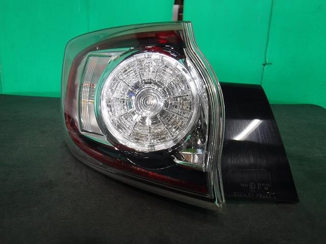 【中古】中古部品 アクセラ BL5FW 左テールランプ 【3340140100-001706921415600】