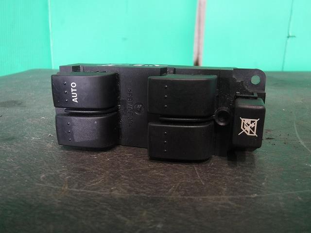 【中古】中古部品 ベリーサ DC5W パワーウインドウスイッチ 【3340140100-001703166961900】