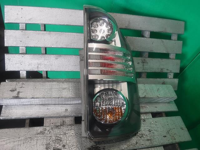 【中古】中古部品 ヴォクシー ZRR70G 右テールランプ 【3340140100-001655150915500】