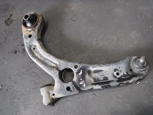 【中古】中古部品 ミラ L275S 右フロントロアアーム 【3340140100-001608422851720】