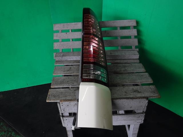 【中古】中古部品 ステップワゴン RF3 右テールランプ 【3340140100-001389157315500】