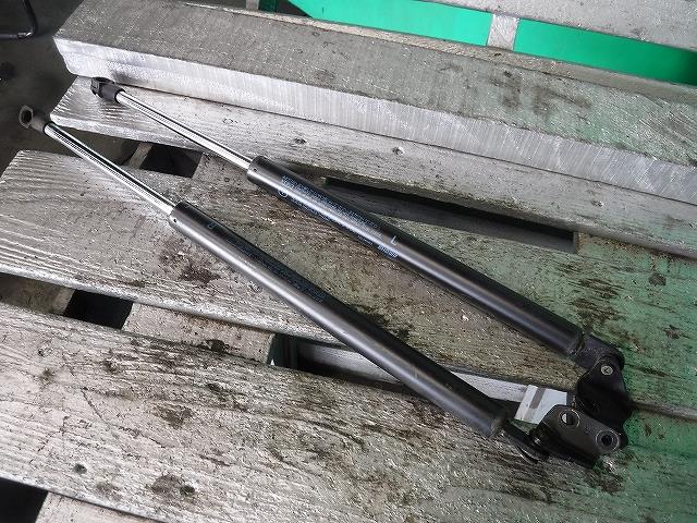 【中古】中古部品 CX−5 KE2FW バックドアダンパー 【3340140100-001664185277250】