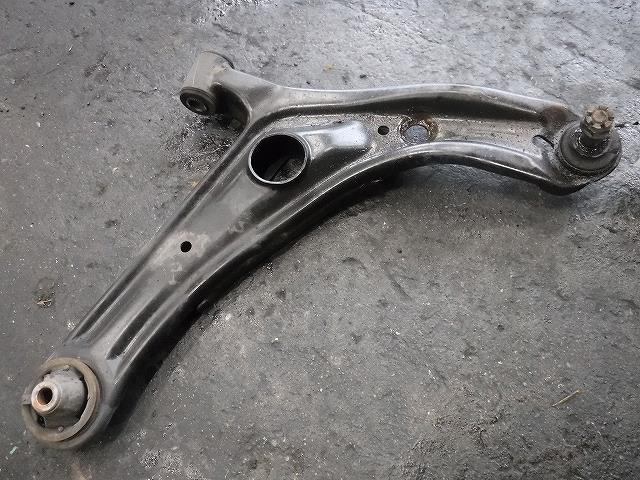 【中古】中古部品 ポルテ NNP11 右フロントロアアーム 【3340140100-001601511651720】